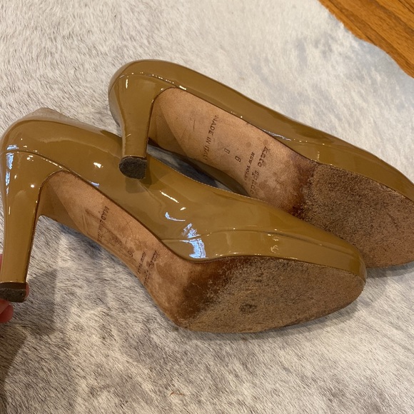 Kate Spade women’s tan patent leather heals size 6 - Picture 5 of 5